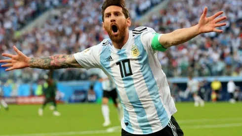 APARECIÓ EL DIEZ. Messi celebra con los brazos abiertos el 1-0 de Argentina contra Nigeria.