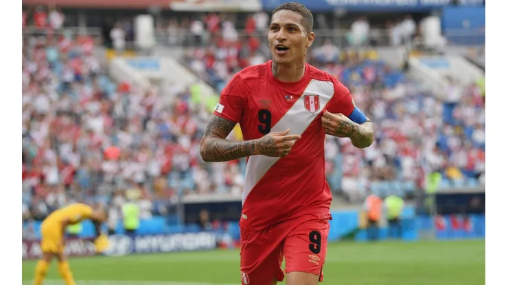 Paolo Guerrero festeja su gol ante Australia