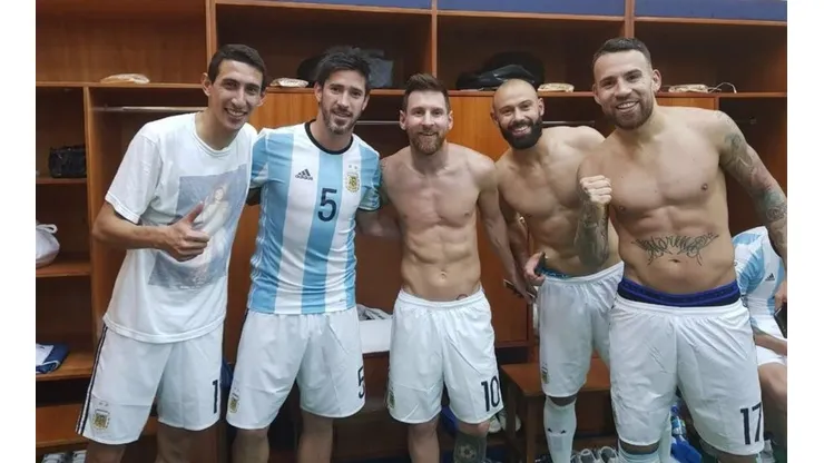 Foto de Pablo Pérez a los jugadores de Argentina.