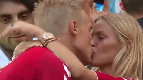 El emotivo beso entre el capitán de Dinamarca y su novia