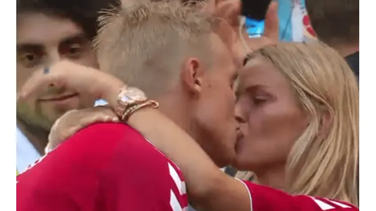 El emotivo beso entre el capitán de Dinamarca y su novia