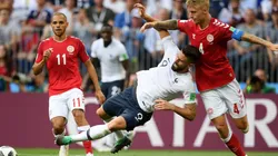 Giroud disputa una pelota ante un rival de Dinamarca