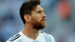 CON LA MIRADA EN LA TRIBUNA. Lionel Messi durante el himno nacional de la Argentina (Foto: Getty).