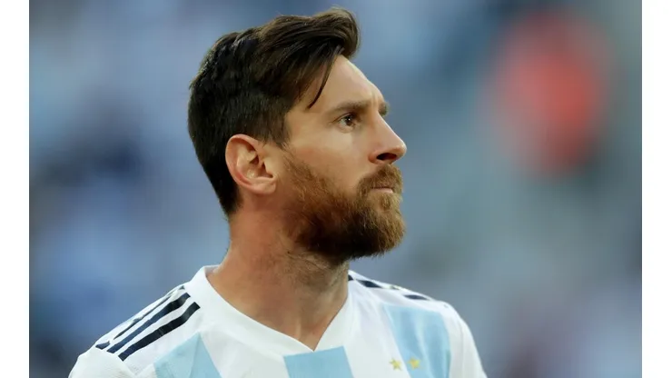 CON LA MIRADA EN LA TRIBUNA. Lionel Messi durante el himno nacional de la Argentina (Foto: Getty).