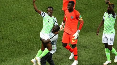 LAS ÁGUILAS, FELICES. Los jugadores de Nigeria sonríen después del triunfo contra Nigeria (Foto: Getty).