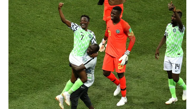 LAS ÁGUILAS, FELICES. Los jugadores de Nigeria sonríen después del triunfo contra Nigeria (Foto: Getty).