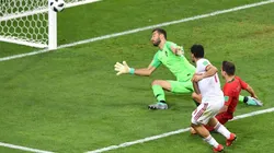 A CENTÍMETROS. Taremi observa como su remate se va apenas desviado (Foto: Getty).