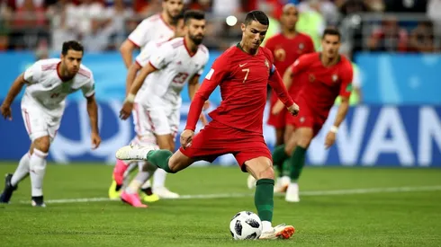 EL MOMENTO EXACTO. Cristiano Ronaldo a punto de rematar el penal para Portugal (Foto: Getty).