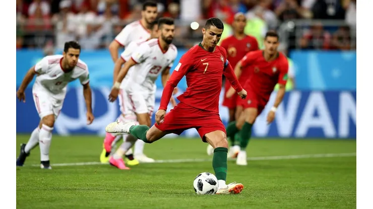 EL MOMENTO EXACTO. Cristiano Ronaldo a punto de rematar el penal para Portugal (Foto: Getty).