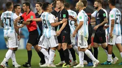 CALIENTE. Javier Mascherano discute en el tumulto de Argentina-Croacia (Foto: Getty).