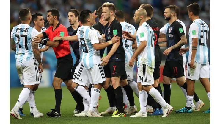 CALIENTE. Javier Mascherano discute en el tumulto de Argentina-Croacia (Foto: Getty).