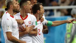 FIFA sancionó a tres futbolistas suizos y a la Federación de Serbia