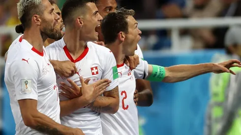 FIFA sancionó a tres futbolistas suizos y a la Federación de Serbia