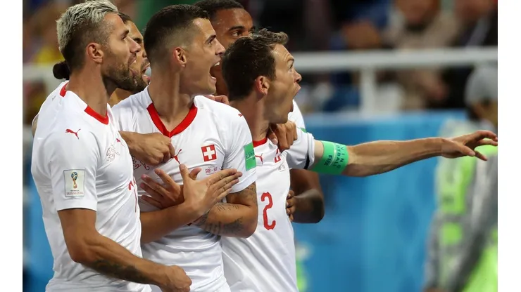 FIFA sancionó a tres futbolistas suizos y a la Federación de Serbia