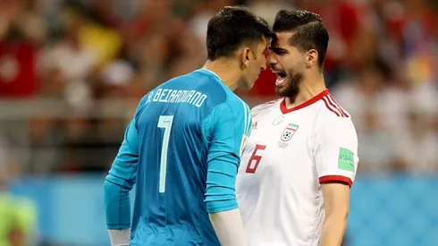 CERCA DEL RING. Beiranvand de Irán increpa a su compañero Ezatolahi tras el error ante Portugal (Foto: Getty).