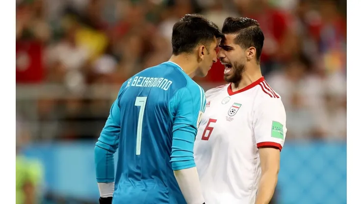 CERCA DEL RING. Beiranvand de Irán increpa a su compañero Ezatolahi tras el error ante Portugal (Foto: Getty).