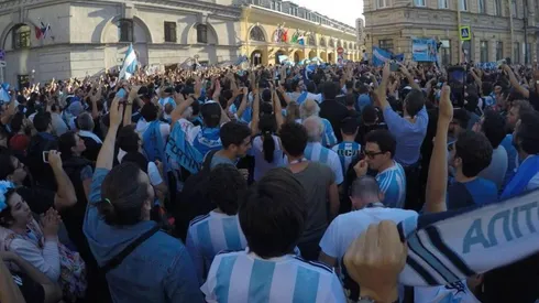 Miles de argentinos en el banderazo en San Petersburgo.