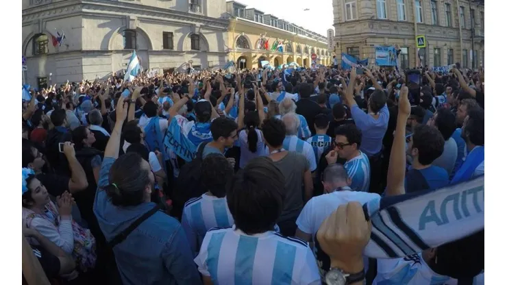 Miles de argentinos en el banderazo en San Petersburgo.