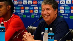 El entrenador de los panameños se atrevió a acercarse al banquillo inglés y hablar con Southgate