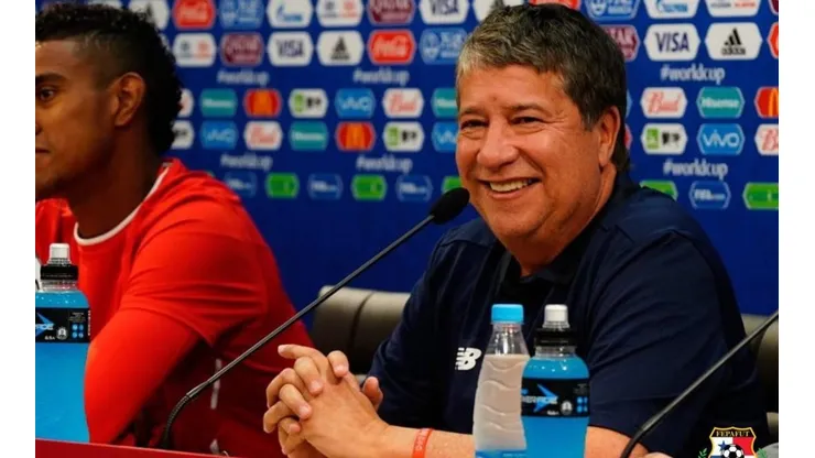 El entrenador de los panameños se atrevió a acercarse al banquillo inglés y hablar con Southgate