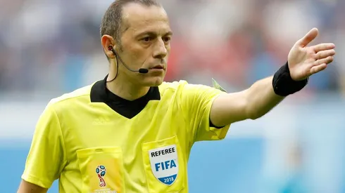 Cuneyt Cakir dirigiendo en el Mundial de Rusia 2018