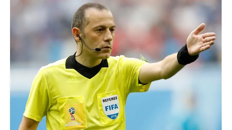 Cuneyt Cakir dirigiendo en el Mundial de Rusia 2018