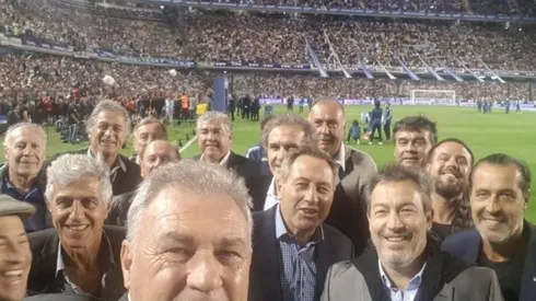 Los campeones argentinos en 1986 en la cancha de Boca.
