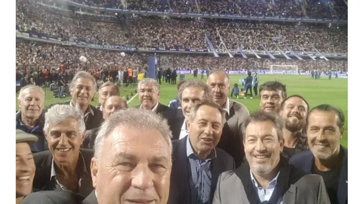 Los campeones argentinos en 1986 en la cancha de Boca.
