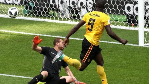 Romelu Lukaku define por encima del arquero de Túnez.