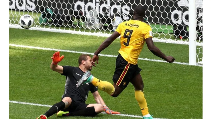 Romelu Lukaku define por encima del arquero de Túnez.