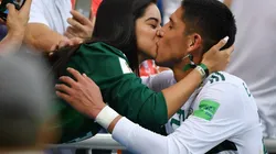 El amor de Edson Álvarez y su pareja en una foto.