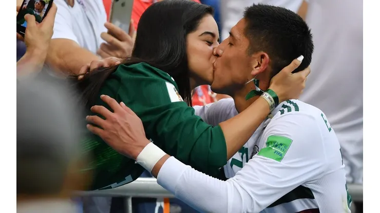 El amor de Edson Álvarez y su pareja en una foto.