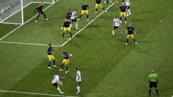 UNA OBRA DE ARTE. El momento exacto en que Toni Kroos impacta el balón para el 2-1 agónico de Alemania (Foto: Getty).