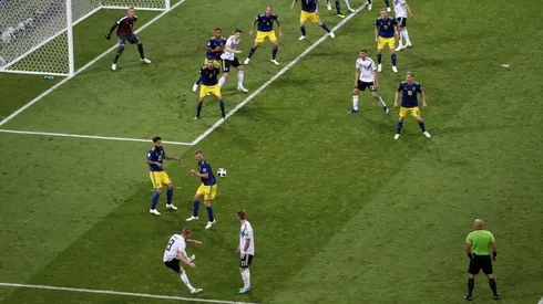 UNA OBRA DE ARTE. El momento exacto en que Toni Kroos impacta el balón para el 2-1 agónico de Alemania (Foto: Getty).