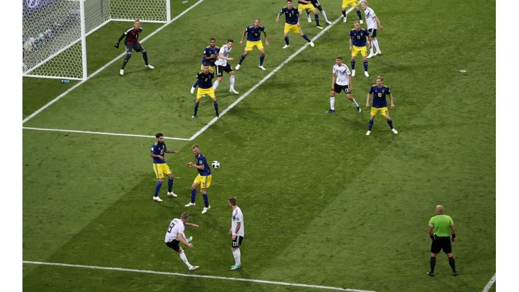 UNA OBRA DE ARTE. El momento exacto en que Toni Kroos impacta el balón para el 2-1 agónico de Alemania (Foto: Getty).
