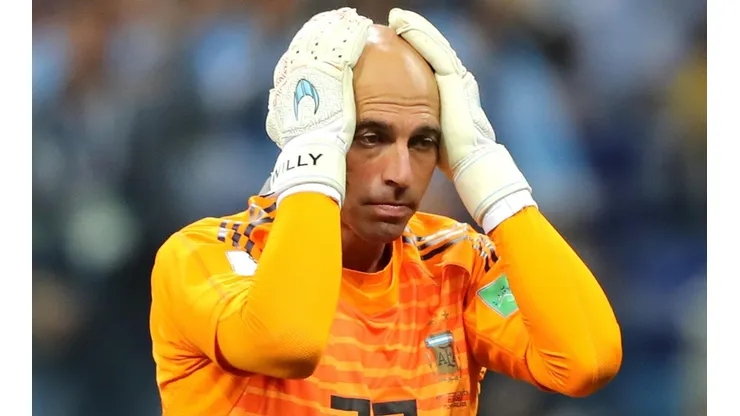 DOLOR DE CABEZA. La primera reacción de Wilfredo Caballero después de su error contra Croacia.