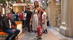 Daniela Ospina, con la panza al aire y la bandera de Colombia, salió a pasear en Rusia