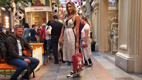 Daniela Ospina, con la panza al aire y la bandera de Colombia, salió a pasear en Rusia