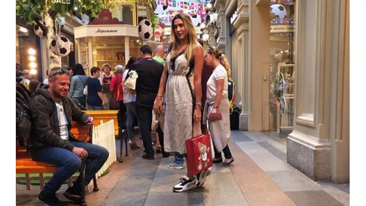 Daniela Ospina, con la panza al aire y la bandera de Colombia, salió a pasear en Rusia