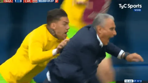 Foto de Tite tirándose de cabeza al césped