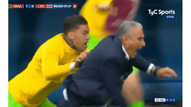 Foto de Tite tirándose de cabeza al césped