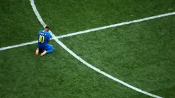 SOLO EN EL CAMPO. Neymar de rodilla llorando tras el final de Brasil contra Costa Rica (Foto: Getty).