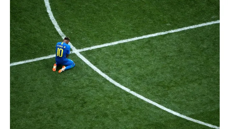 SOLO EN EL CAMPO. Neymar de rodilla llorando tras el final de Brasil contra Costa Rica (Foto: Getty).