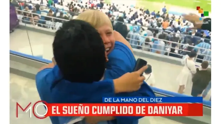 Foto de Diego Maradona abrazando al nene ruso.