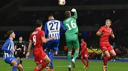 ROMPE ARRIBA. Andriy Lunin durante la Europa League con el Zorya ante Hertha Berlin.