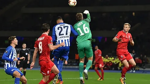 ROMPE ARRIBA. Andriy Lunin durante la Europa League con el Zorya ante Hertha Berlin.