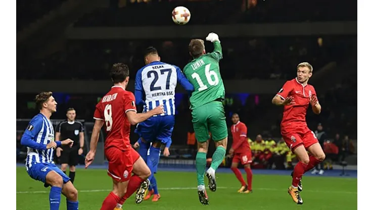 ROMPE ARRIBA. Andriy Lunin durante la Europa League con el Zorya ante Hertha Berlin.