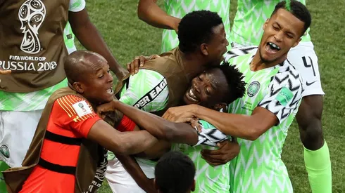 LA FELICIDAD DE NIGERIA. Musa festeja con todos sus compañeros el 1-0 contra Islandia (Foto: Getty).