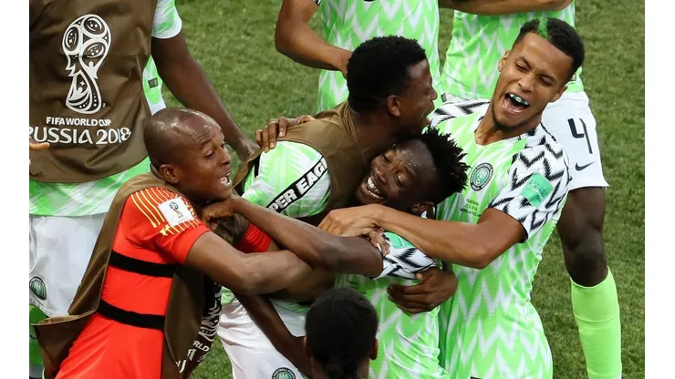 LA FELICIDAD DE NIGERIA. Musa festeja con todos sus compañeros el 1-0 contra Islandia (Foto: Getty).