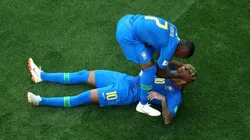 LLANTO DE ALEGRÍA. Neymar, tirado en el piso, es levantado por Douglas Costa (Foto: Getty).